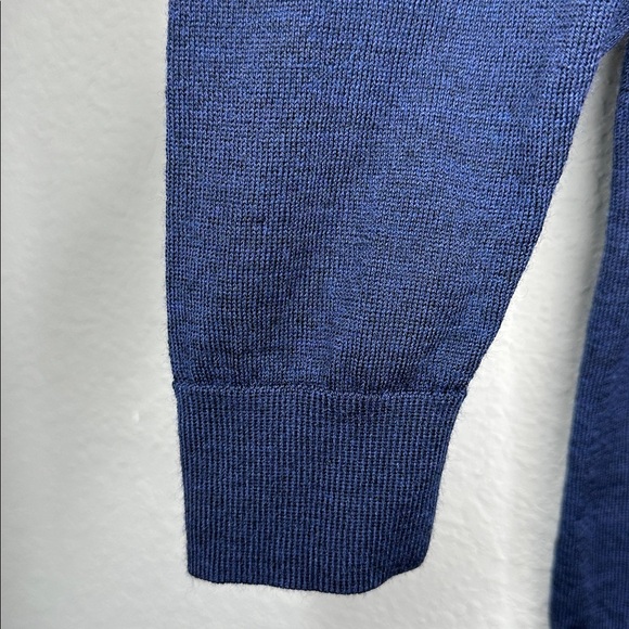 Banana Republic Factory Men's Deep Navy 100% Merino Wool V Neck Sweater Size M - Picture 5 of 12